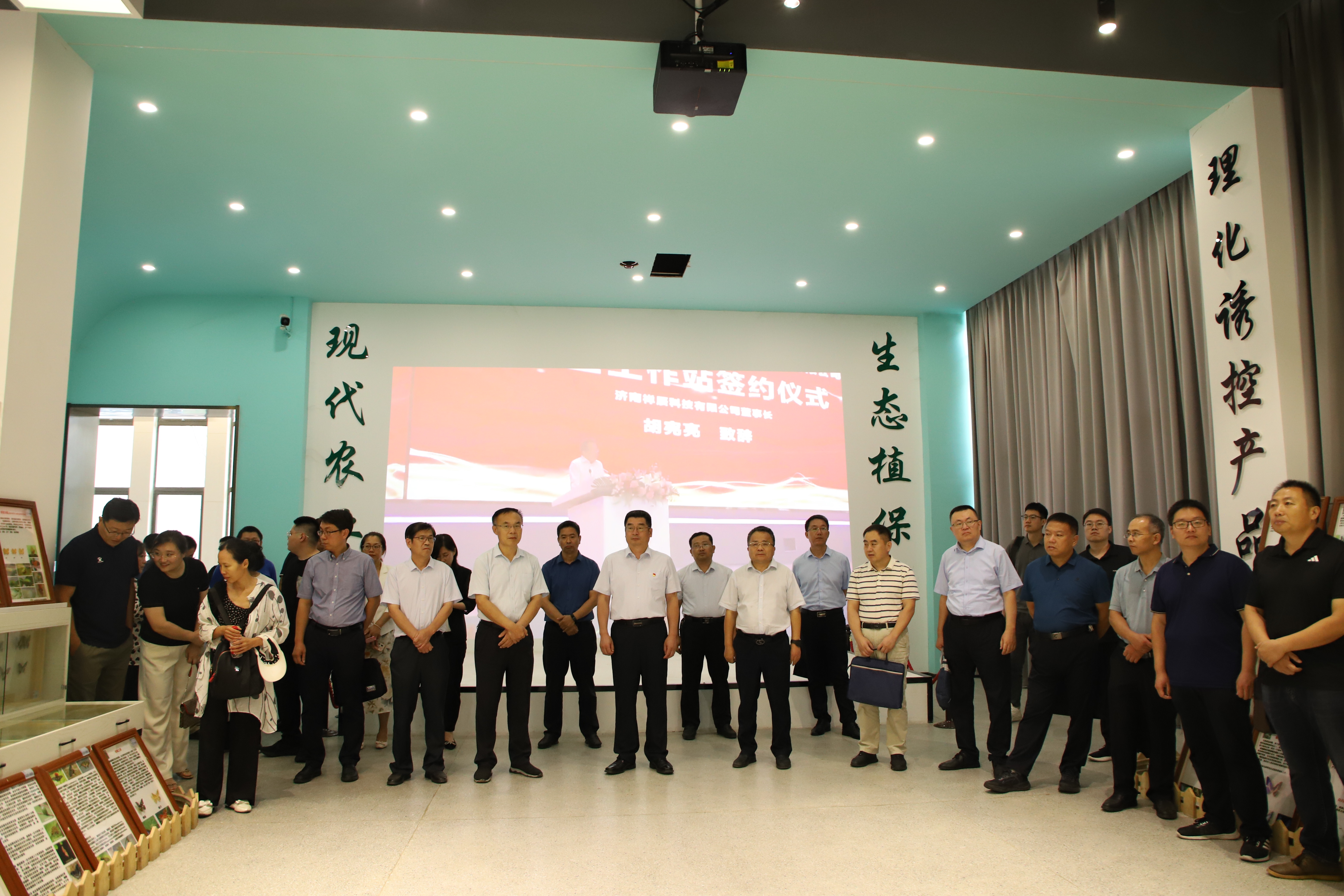 企业参观群像 (3).JPG